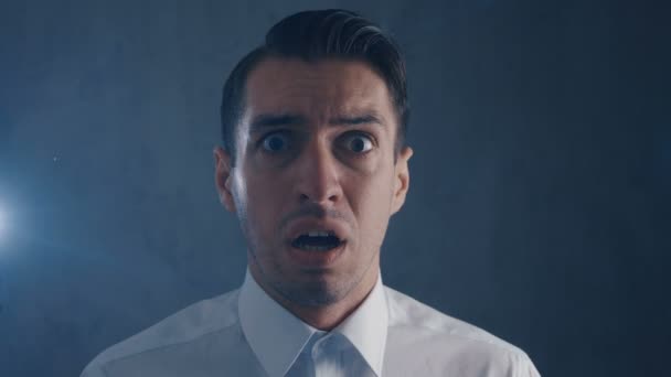 Homme d'affaires effrayé est effrayé et peur couvre son visage avec la main
 - Séquence, vidéo