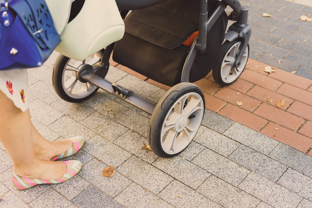 Mutter über Kinderwagen - Foto, Bild