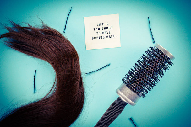 concetto di parrucchiere: capelli falsi e forcine
 - Foto, immagini