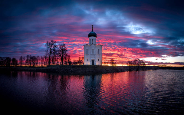 Nerl nehri üzerindeki şefaat kilisesi (Vladimir bölgesi, Rusya) - Fotoğraf, Görsel