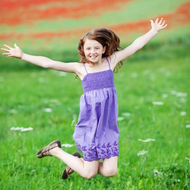 Jumping little girl - Foto, Bild