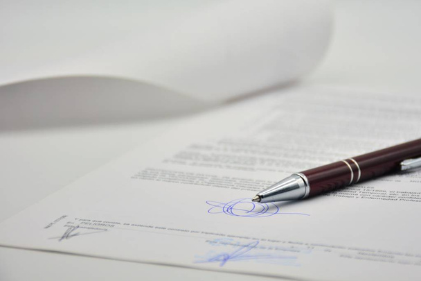 Document ondertekend met een balpen, contract - Foto, afbeelding