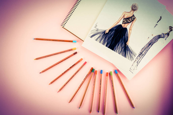 ilustraciones de moda sobre fondo rosa
 - Foto, imagen