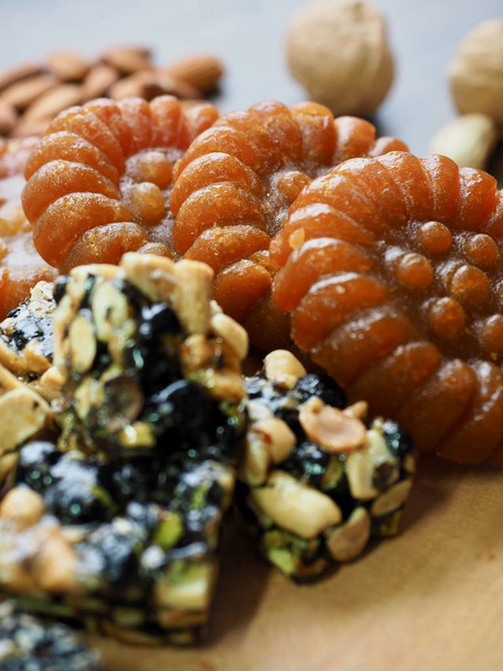 Dolci e biscotti tradizionali coreani e mix di noci, gangjeong, yakgwa, biscotti al miele
  - Foto, immagini