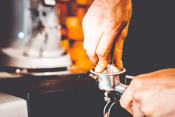 barman prepares coffee in a coffee machine - Φωτογραφία, εικόνα