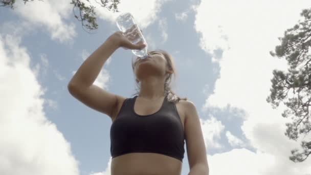 slow motion tiro mulher beber água depois de correr
 - Filmagem, Vídeo