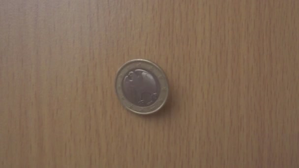 αργό κέρμα shot νομίσματος γυρίζοντας στο τραπέζι - Πλάνα, βίντεο