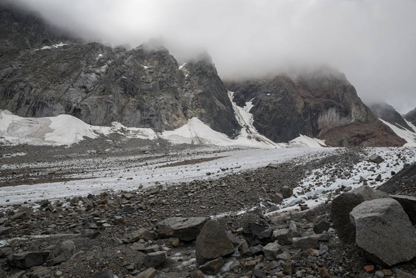 Geleira chamada Preobrazhensky em montanhas cume de Kodar
 - Foto, Imagem