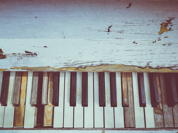 avaimet vanhan pianon
 - Valokuva, kuva