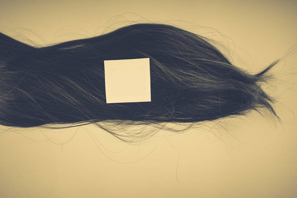 Friseurkonzept: Falsche Haare und Haarnadeln - Foto, Bild