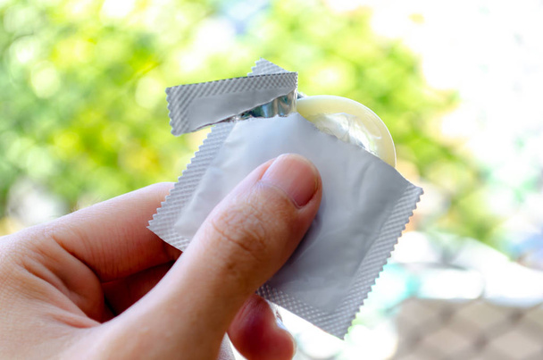 Condooms in de hand - Foto, afbeelding