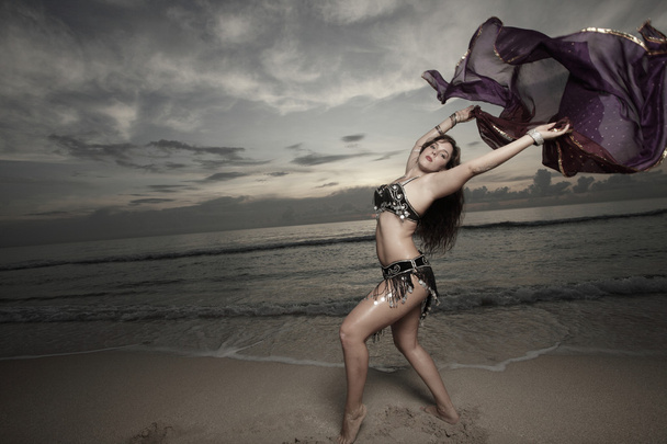 Frau tanzt am Strand mit lila Schleier - Foto, Bild