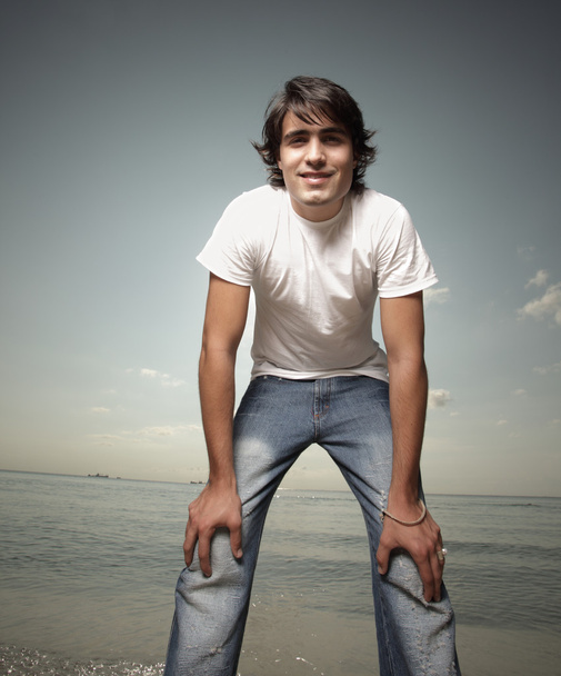 молодой человек на пляже - Фото, изображение