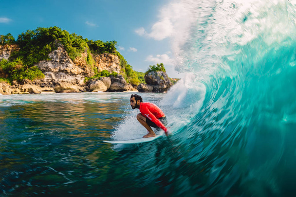 2019. április 18. Bali, Indonézia. Szörfös lovagolni a hordó hullám. Szakmai szörfözés a nagy hullámok Padang Padang - Fotó, kép