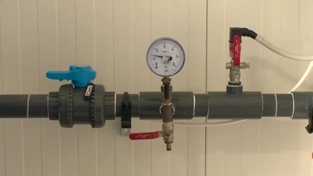 Wasseraufbereitungsanlage in Innenräumen. Rohre Ventile und Barometer - Filmmaterial, Video