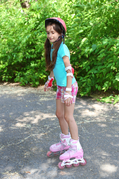 Little girl in roller skates at park - Foto, afbeelding