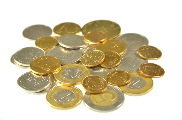 Montones de monedas de pulido aisladas sobre fondo blanco
 - Foto, imagen