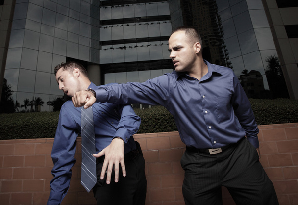 Empresario golpeando a otro hombre de negocios
 - Foto, imagen