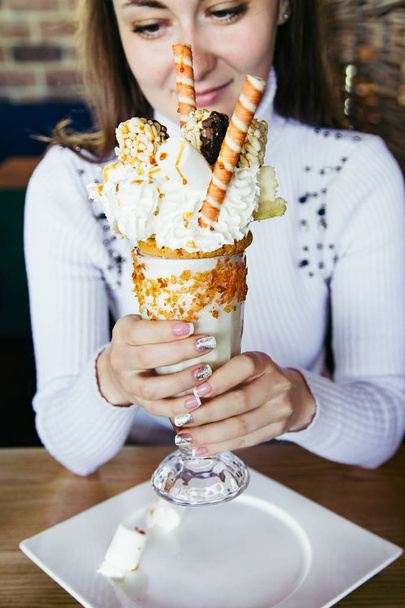 Woman holds dessert. - Zdjęcie, obraz