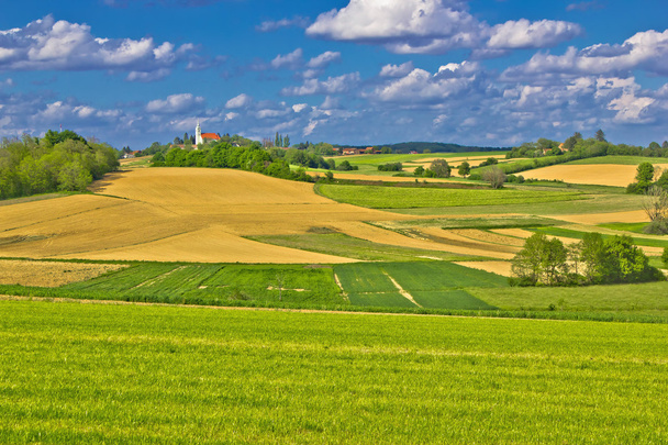 Yeşil tepe üzerinde pastoral Köyü - Fotoğraf, Görsel