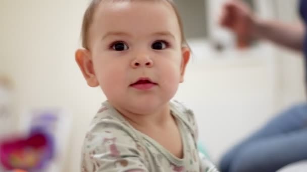 Neşeli komik bebek dişler ile grimacing, kapalı komik ifade - Video, Çekim