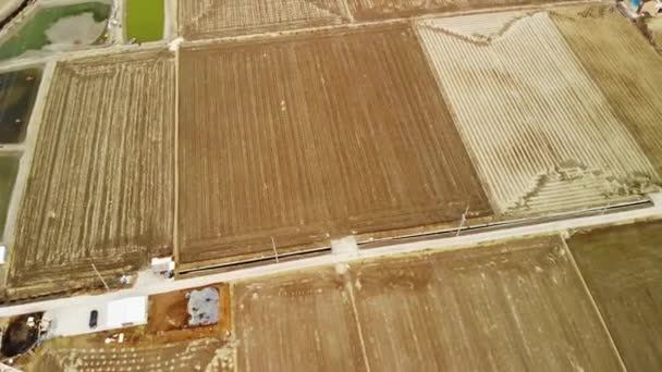 PAÍS DE LA AGRICULTURA RURAL, VIDEO AERIAL - Campo agrícola, Granja, Volar, Tierra, Campo fluido, Río
 - Metraje, vídeo