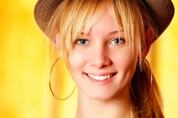 piękna dziewczyna w kapeluszu uśmiechy - Zdjęcie, obraz
