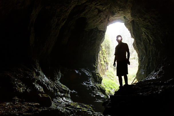 Турист в Западных Карпатах, Пещера Радесей, Румыния
 - Фото, изображение