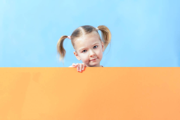 Girl and layout with copy space on orange background - Foto, immagini