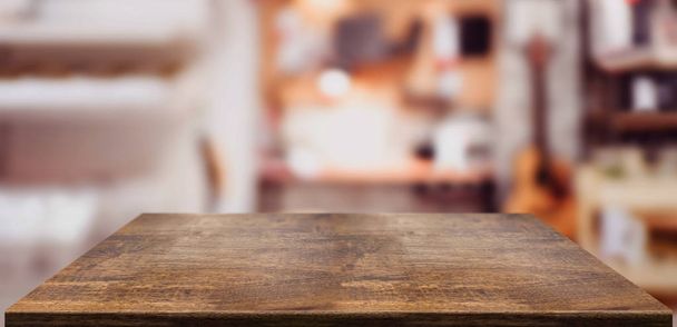 Perspective comptoir de table en bois dans le bureau à domicile.Table en bois vide
 - Photo, image