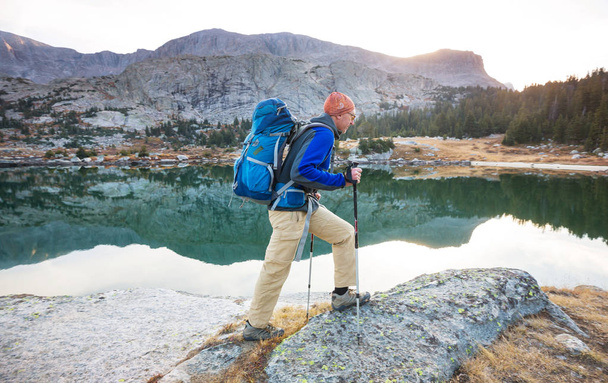 Backpacker w wędrówce w letnich górach - Zdjęcie, obraz
