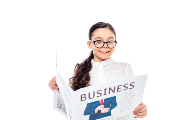 Улыбающаяся школьница в формальной одежде читает деловую газету Isolated On White
 - Фото, изображение