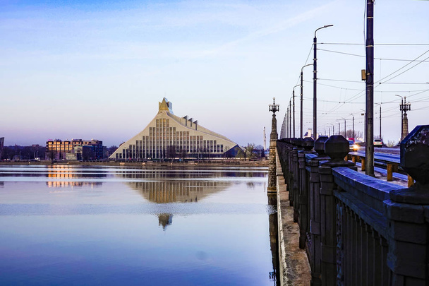 Riga, Letônia Alvorada sobre o rio Daugava e a Biblioteca Nacional da Letônia
. - Foto, Imagem