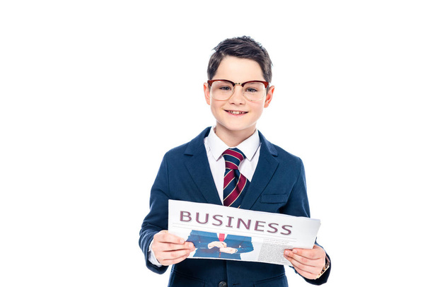 estudante feliz no desgaste formal e óculos com jornal de negócios isolado no branco
 - Foto, Imagem