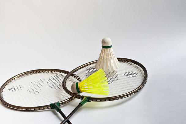 Badmintonové rakety, kuželka na bílém pozadí. - Fotografie, Obrázek