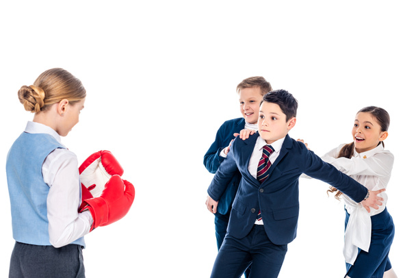 écolière en gants de boxe avec des écoliers intimidant écolier isolé sur blanc
 - Photo, image