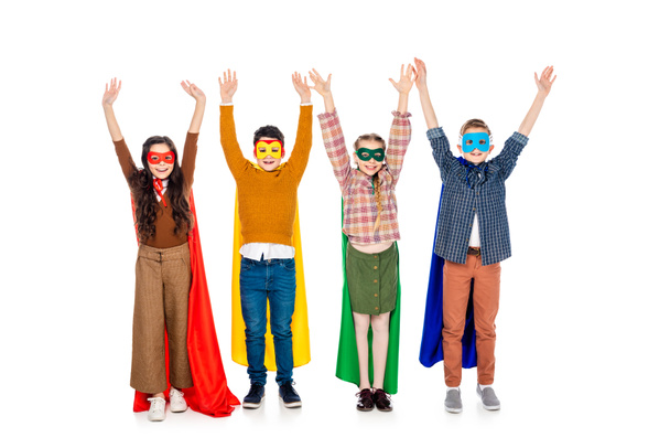 szczęśliwe dzieci w SuperHero kostiumy i maski z podniesioną Hands on White - Zdjęcie, obraz