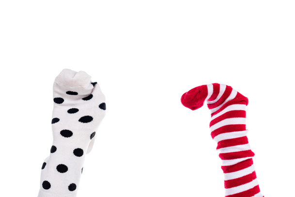 vue recadrée de la personne avec des marionnettes chaussettes colorées sur les mains isolé sur blanc
  - Photo, image