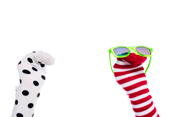 vue recadrée de la personne avec des marionnettes chaussettes colorées et des lunettes de soleil sur les mains isolé sur blanc
  - Photo, image