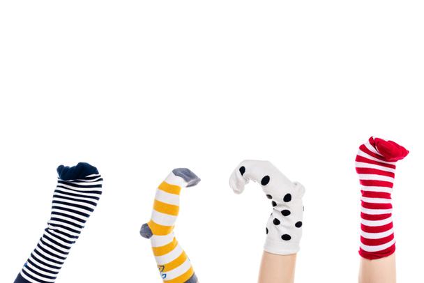 vue recadrée des personnes avec des marionnettes chaussettes colorées sur les mains Isolé sur blanc avec espace de copie
 - Photo, image