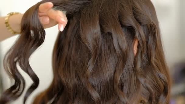 美容院で女の子の髪型を作るマスター。スローモーション - 映像、動画