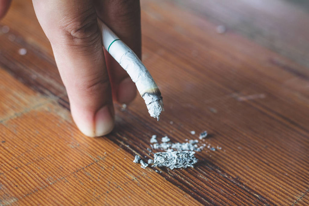 Мужская рука с горящей сигаретой, как пенис в курении вызывают сексуальную
 - Фото, изображение