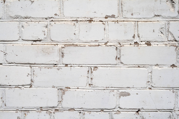 White brick wall with peeling paint - Foto, imagen