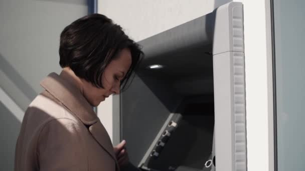 Kadın ATM klavyesindeki kodu çeviriyor - Video, Çekim