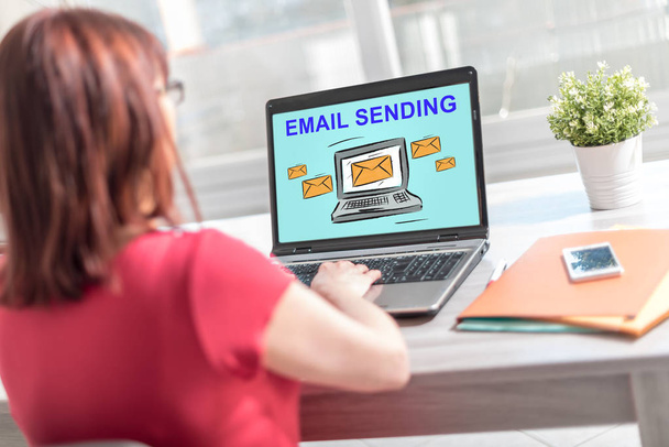 E-Mail-Sende-Konzept auf einem Laptop-Bildschirm - Foto, Bild