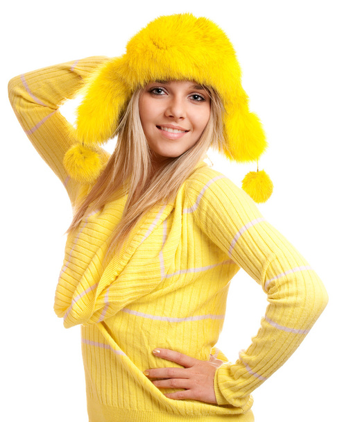 portrét blondýna žluté kožešinovou čepicí - Fotografie, Obrázek