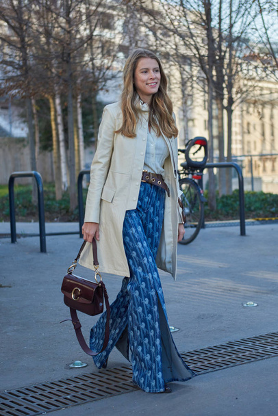 Модна жінка пози для вуличних знімків протягом паризького тижня моди жіночий осінь/зима 2019/2020 вулиця Snap в Парижі, Франція, 28 лютого 2019.  - Фото, зображення