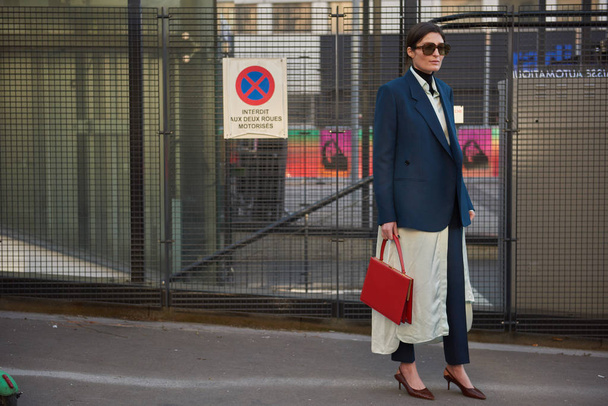 Una mujer de moda posa para fotos callejeras durante la Semana de la Moda de París Ropa de mujer Otoño / Invierno 2019 / 2020 broche de presión en la calle en París, Francia, 28 de febrero de 2019
.  - Foto, imagen
