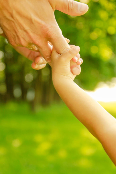 ręce Szczęśliwi rodzice i dziecko na świeżym powietrzu w parku - Zdjęcie, obraz