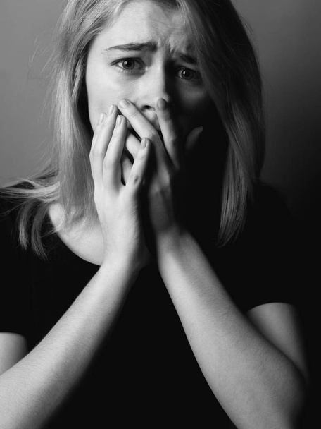 Scared young woman. Black and white - Foto, afbeelding